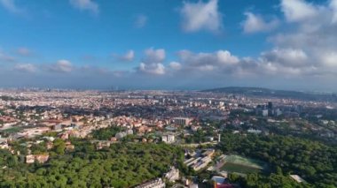 Hava Aracı Helikopteri Barcelona Şehri bulutların ve sisin üzerinde yükseliyor, Katalonya, İspanya