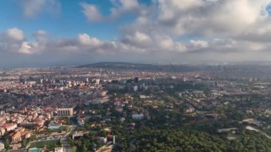 Hava Aracı Helikopteri Barcelona Şehri bulutların ve sisin üzerinde yükseliyor, Katalonya, İspanya