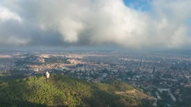 Hava Aracı Helikopteri Barcelona Şehri bulutların ve sisin üzerinde yükseliyor, Katalonya, İspanya