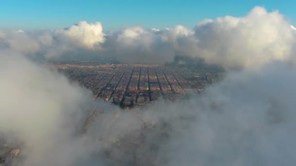 Hava Aracı Helikopteri Barcelona Bulutların Sislerin Üzerinde Eixample Yerleşim Yeri — Stok video