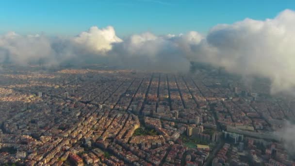 Aerial Drone Helicopter Barcelona City Sopra Nuvole Nebbia Eixample Residenziale — Video Stock