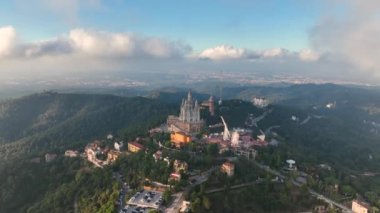 Barcelona, Hava Aracı Barcelona Tibidabo bulutların ve sisin üstünde, Sagrat Cor Tapınağı, Katalonya, İspanya