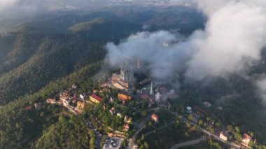 Barcelona, Hava Aracı Barcelona Tibidabo bulutların ve sisin üstünde, Sagrat Cor Tapınağı, Katalonya, İspanya