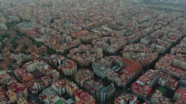 Bulutların ve sislerin üzerinde Barcelona Hava Aracı. Barselona şehir manzarasının tipik binaları. Eixample yerleşim bölgesi.
