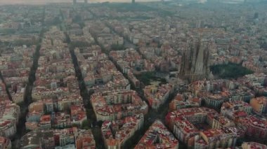 Bulutların ve sislerin üzerinde Barcelona Şehri, Sagrada Familia Katedrali, Eixample yerleşim bölgesi ünlü şehir şebekesi, çapraz bulvar, Katalonya, İspanya