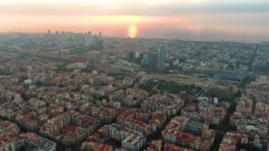 Bulutların ve sislerin üzerinde Barcelona Hava Aracı. Barselona şehir manzarasının tipik binaları. Eixample yerleşim bölgesi.