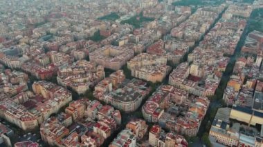 Bulutların ve sislerin üzerinde Barcelona Hava Aracı. Barselona şehir manzarasının tipik binaları. Eixample yerleşim bölgesi.