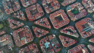 Bulutların ve sislerin üzerinde Barcelona Hava Aracı. Barselona şehir manzarasının tipik binaları. Eixample yerleşim bölgesi.