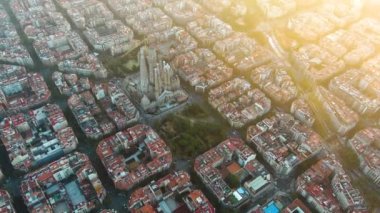 Bulutların ve sislerin üzerinde Barcelona Şehri, Sagrada Familia Katedrali, Eixample yerleşim bölgesi ünlü şehir şebekesi, çapraz bulvar, Katalonya, İspanya