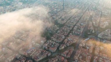 Bulutların ve sislerin üzerinde Barcelona Şehri, Sagrada Familia Katedrali, Eixample yerleşim bölgesi ünlü şehir şebekesi, çapraz bulvar, Katalonya, İspanya