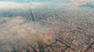 Bulutların ve sislerin üzerinde Barcelona Hava Aracı. Barselona şehir manzarasının tipik binaları. Eixample yerleşim bölgesi.