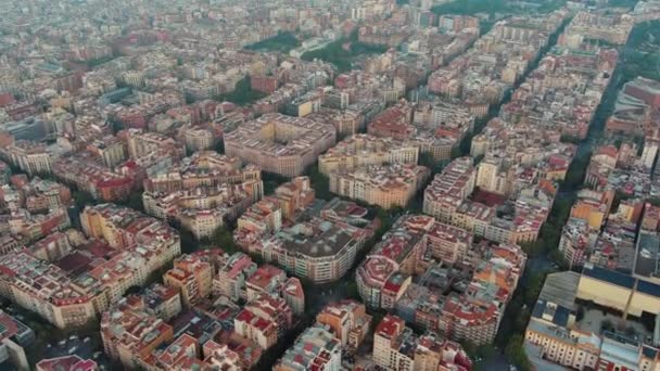 巴塞罗那市的空中喷气式直升机 在云雾之上 典型的巴塞罗那城市景观建筑 Eixample住宅著名的城市网格 斜角大道 加泰罗尼亚 西班牙 — 图库视频影像