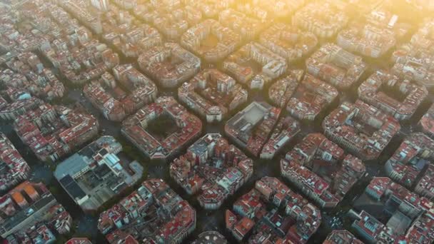 Вертолет Дрон Барселона Сити Над Облаками Туманом Типичные Здания Города — стоковое видео