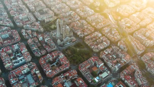 Flygdrönare Helikopter Barcelona Staden Ovanför Molnen Och Dimman Katedralen Sagrada — Stockvideo