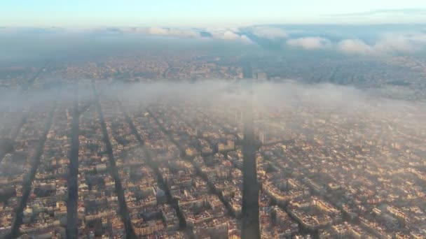 Aerial Drone Helicopter Barcelona City Sopra Nuvole Nebbia Edifici Tipici — Video Stock