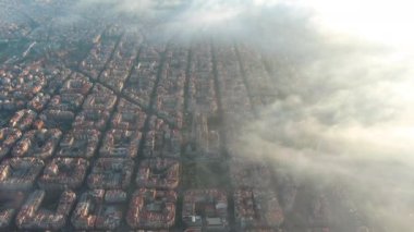 Bulutların ve sislerin üzerinde Barcelona Şehri, Sagrada Familia Katedrali, Eixample yerleşim bölgesi ünlü şehir şebekesi, çapraz bulvar, Katalonya, İspanya