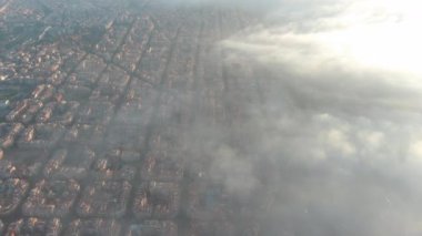 Bulutların ve sislerin üzerinde Barcelona Şehri, Sagrada Familia Katedrali, Eixample yerleşim bölgesi ünlü şehir şebekesi, çapraz bulvar, Katalonya, İspanya