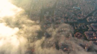 Bulutların ve sisin üzerinde Barcelona Şehri, Katalonya Meydanı, Eixample kentsel şebekesi, Katalonya, İspanya