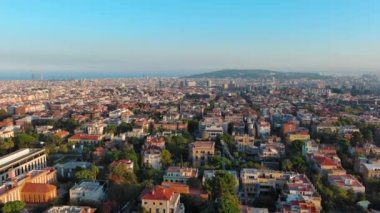 Barcelona şehrinin ufuk çizgisi, Barcelona 'nın en büyük bölgelerinden biri olan Sarria-Sant Gervasi' nin hava manzarası. Kişi başına gelirin en yüksek olduğu bölge. Katalonya, İspanya