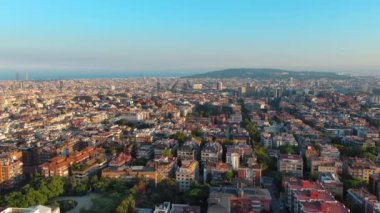 Barcelona şehrinin ufuk çizgisi, Barcelona 'nın en büyük bölgelerinden biri olan Sarria-Sant Gervasi' nin hava manzarası. Kişi başına gelirin en yüksek olduğu bölge. Katalonya, İspanya