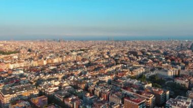 Barcelona şehrinin gökyüzü, Gracia ve Eixample yerleşim alanlarının günbatımında, Katalonya, İspanya