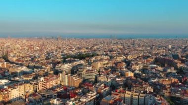 Barcelona şehrinin gökyüzü, Gracia ve Eixample yerleşim alanlarının günbatımında, Katalonya, İspanya