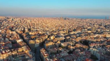 Barcelona şehrinin gökyüzü, Gracia ve Eixample yerleşim alanlarının günbatımında, Katalonya, İspanya