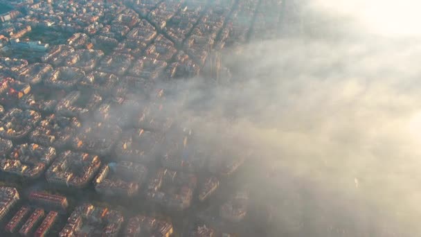巴塞罗那市空中无人驾驶直升机 在云雾之上 Sagrada Familia大教堂 Eixample住宅著名城市网格 斜角大道 西班牙加泰罗尼亚 — 图库视频影像