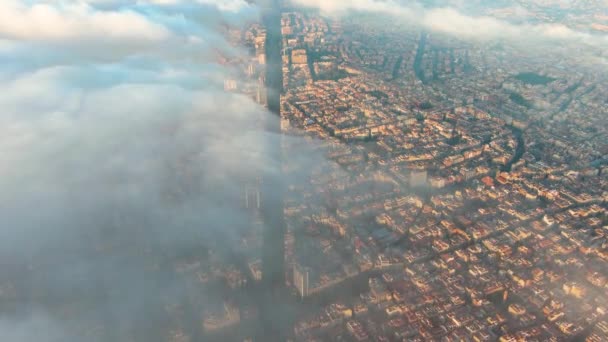 Avión Drone Helicóptero Barcelona Ciudad Por Encima Las Nubes Niebla — Vídeos de Stock