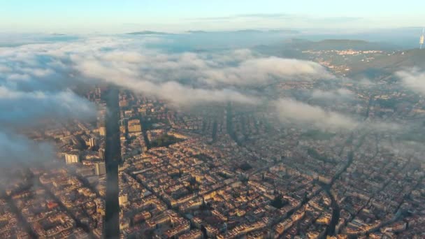 Flygdrönare Helikopter Barcelona Staden Ovanför Molnen Och Dimman Typiska Byggnader — Stockvideo