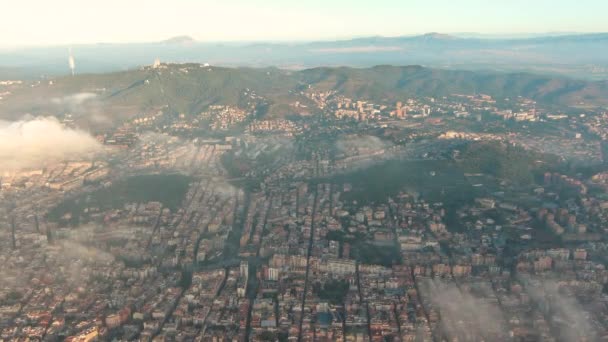 Αεροφωτογραφία Του Αστικού Ορίζοντα Της Βαρκελώνης Κατά Την Ανατολή Του — Αρχείο Βίντεο