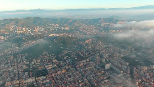 Αεροφωτογραφία Του Αστικού Ορίζοντα Της Βαρκελώνης Κατά Την Ανατολή Του — Αρχείο Βίντεο