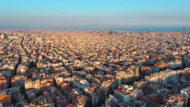 Barcelona Şehrinin Gökyüzü Gracia Eixample Yerleşim Alanlarının Günbatımında Katalonya Spanya — Stok video