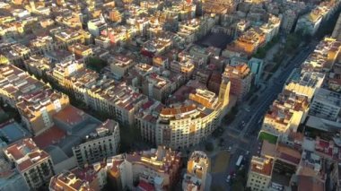 Barcelona şehrinin gökyüzü, Gracia ve Eixample yerleşim alanlarının günbatımında, Katalonya, İspanya