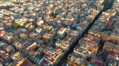 Barcelona şehrinin gökyüzü, Gracia ve Eixample yerleşim alanlarının günbatımında, Katalonya, İspanya