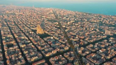 Barcelona şehrinin gökyüzü manzarası, Basilica Sagrada Familia ve Eixample yerleşim alanı gün batımında, Katalonya, İspanya