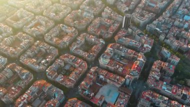 Barselona şehrinin ufuk çizgisi, hava manzarası. Gün batımında Eixample yerleşim bölgesi. Katalonya, İspanya. Tipik şehir sekizgen blokları olan şehir manzarası