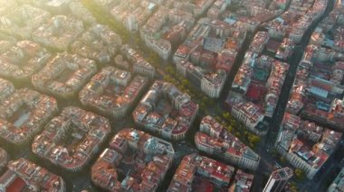 Barselona şehrinin ufuk çizgisi, hava manzarası. Gün batımında Eixample yerleşim bölgesi. Katalonya, İspanya. Tipik şehir sekizgen blokları olan şehir manzarası
