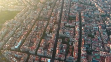 Barcelona şehrinin ufuk çizgisi, Barcelona 'nın en büyük bölgelerinden biri olan Sarria-Sant Gervasi' nin hava manzarası. Kişi başına gelirin en yüksek olduğu bölge. Katalonya, İspanya