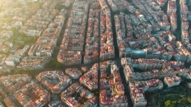 Barcelona şehrinin ufuk çizgisi, Barcelona 'nın en büyük bölgelerinden biri olan Sarria-Sant Gervasi' nin hava manzarası. Kişi başına gelirin en yüksek olduğu bölge. Katalonya, İspanya