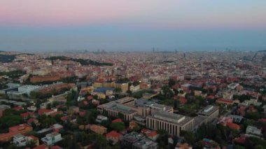 Barcelona şehrinin ufuk çizgisi, Barcelona 'nın en büyük bölgelerinden biri olan Sarria-Sant Gervasi' nin hava manzarası. Kişi başına gelirin en yüksek olduğu bölge. Katalonya, İspanya