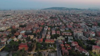 Barcelona şehrinin ufuk çizgisi, Barcelona 'nın en büyük bölgelerinden biri olan Sarria-Sant Gervasi' nin hava manzarası. Kişi başına gelirin en yüksek olduğu bölge. Katalonya, İspanya