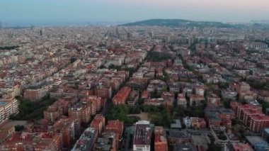 Barcelona şehrinin ufuk çizgisi, Barcelona 'nın en büyük bölgelerinden biri olan Sarria-Sant Gervasi' nin hava manzarası. Kişi başına gelirin en yüksek olduğu bölge. Katalonya, İspanya