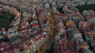 Barselona şehri alacakaranlıkta ufuk çizgisi, alacakaranlıkta Ronda del General Mitre 'nin hava manzarası, trafik, Katalonya, İspanya