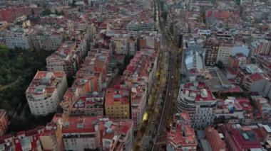 Barselona şehri alacakaranlıkta ufuk çizgisi, alacakaranlıkta Ronda del General Mitre 'nin hava manzarası, trafik, Katalonya, İspanya