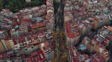 Barselona şehri alacakaranlıkta ufuk çizgisi, alacakaranlıkta Ronda del General Mitre 'nin hava manzarası, trafik, Katalonya, İspanya