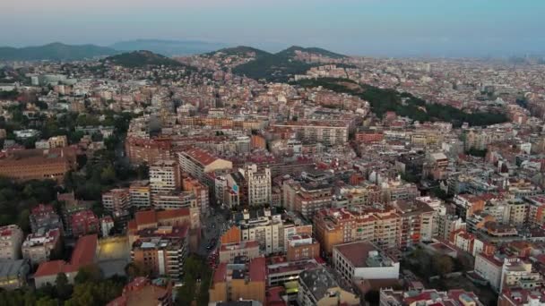 Luchtfoto Van Skyline Van Barcelona Bij Schemering Gracia Horta Guinardo — Stockvideo
