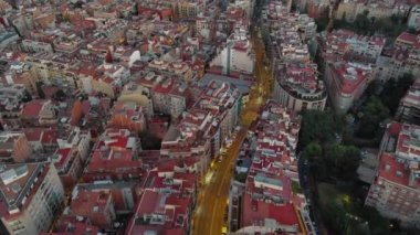 Barselona şehri alacakaranlıkta ufuk çizgisi, alacakaranlıkta Ronda del General Mitre 'nin hava manzarası, trafik, Katalonya, İspanya