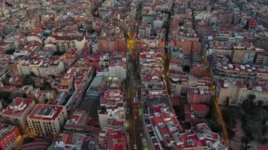 Barselona şehri alacakaranlıkta ufuk çizgisi, alacakaranlıkta Ronda del General Mitre 'nin hava manzarası, trafik, Katalonya, İspanya