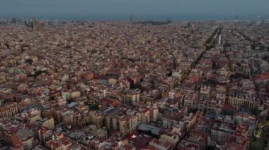 Barcelona şehrinin hava manzarası alacakaranlıkta gökyüzü, Gracia bölgesi, Katalonya, İspanya
